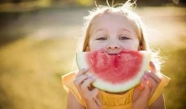 拼命吃瓜小孩,拼命吃瓜小孩的疯狂日常