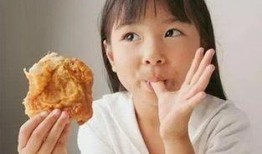 吃瓜女孩梳头视频,美得像画中人