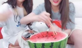 播放小姐姐吃瓜,小姐姐的甜蜜吃瓜时光