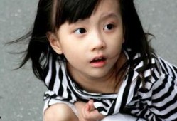 吃瓜女孩梳头视频,美得像画中人