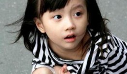 吃瓜女孩梳头视频,美得像画中人