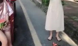 美女免费街边吃瓜,美女免费品尝瓜果盛宴