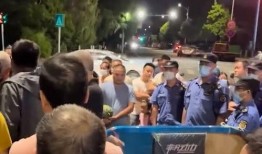 带你吃瓜 街头访问,带你吃瓜，揭秘市民生活百态